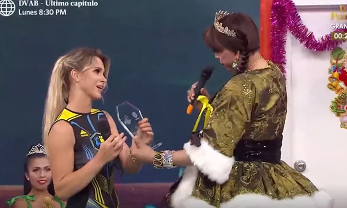 Ducelia Echevarría se emocionó al recibir placa como mejor competidora