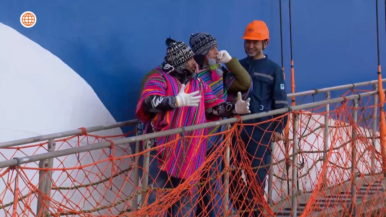 Joel y Jimmy bajando del buque en el puerto de Shanghái