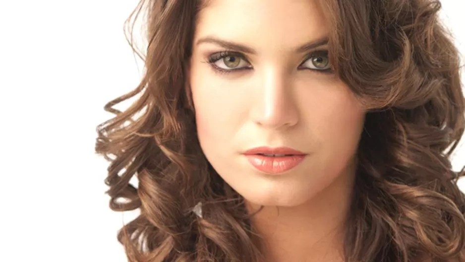 La hermosa Nataniel Sánchez en una sesión de fotos