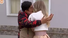 Anastasia le robó apasionado beso a Joel