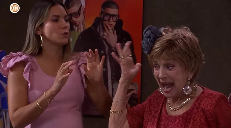 Antonia entró en pánico por media de Joel sobre su cabeza.