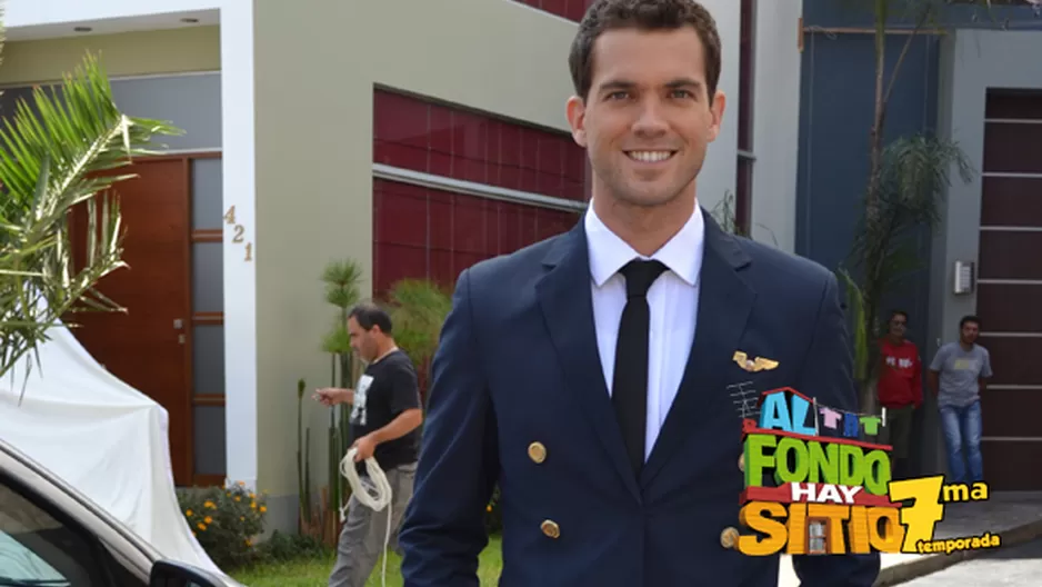 	El actor interpreta a un apuesto piloto adinerado