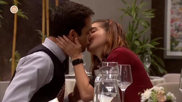 Laia y Cris en apasionados besos