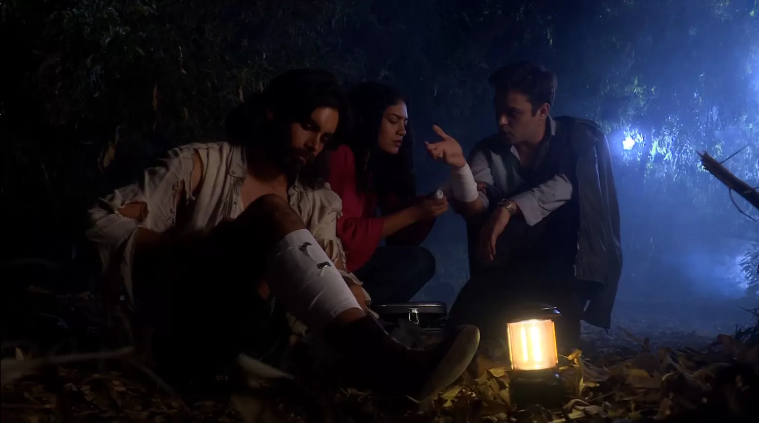 July regañando a Salvador y Cristóbal por pelea