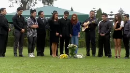 	<p>Los Gonzales interpretaron canci&oacute;n de Grace y Nicol&aacute;s en visita al cementerio.</p>