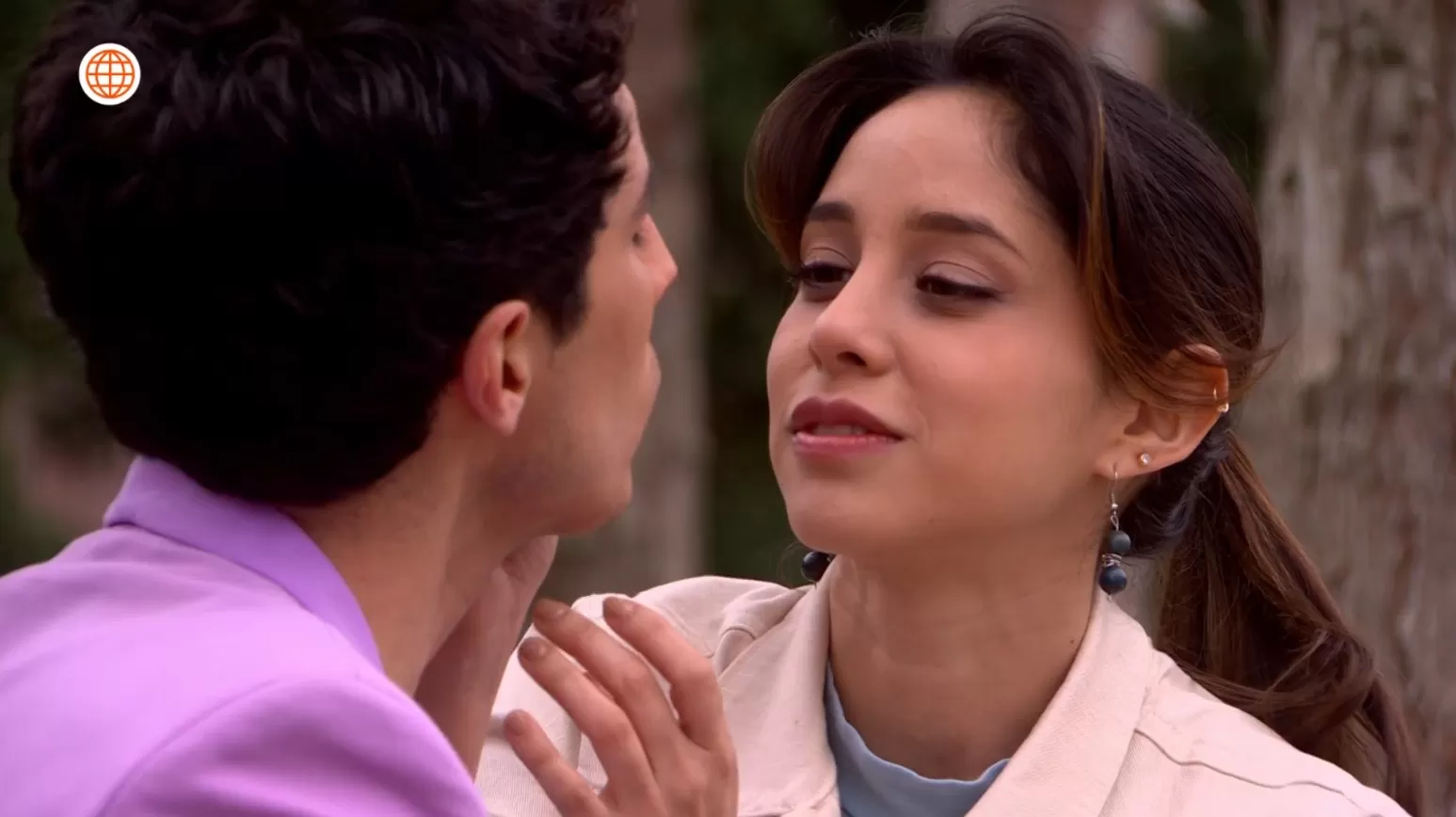 Yesenia muy cerca de Jimmy