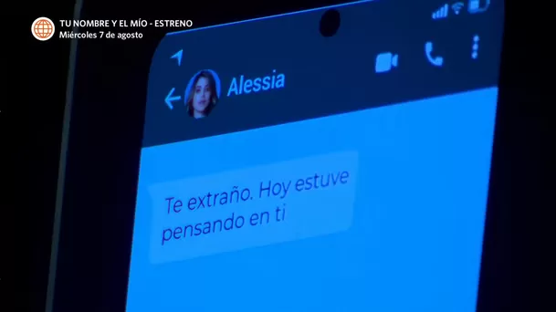 Alessia mensajeando a Jimmy desde París