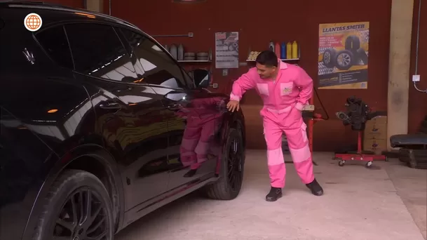 Joel admirando el nuevo carro de Mayori