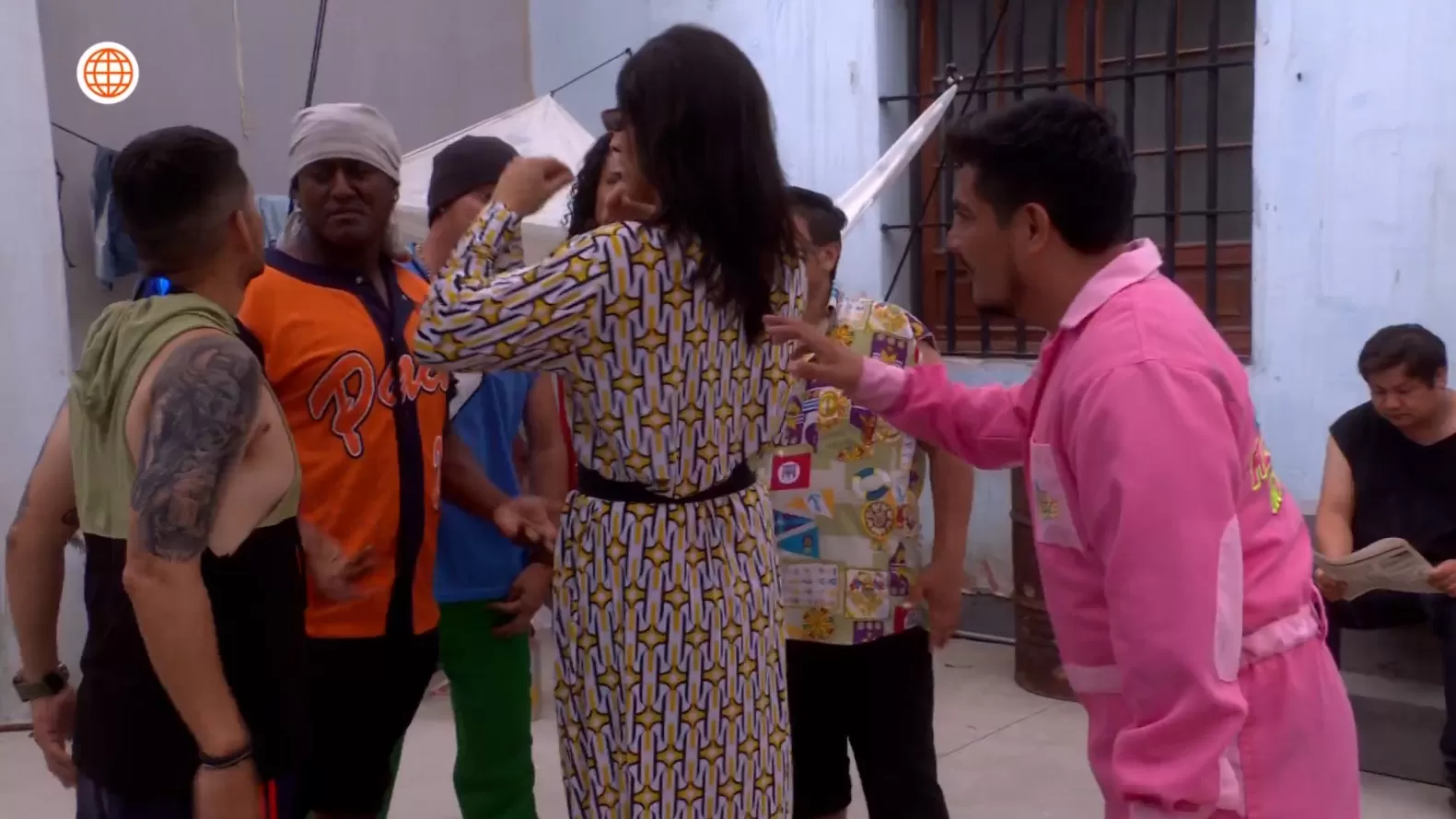 Joel consultándole a la 'mujer' sobre Jimmy