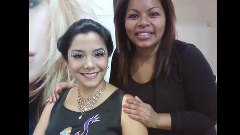 	La guapa actriz se colocó pestañas postizas