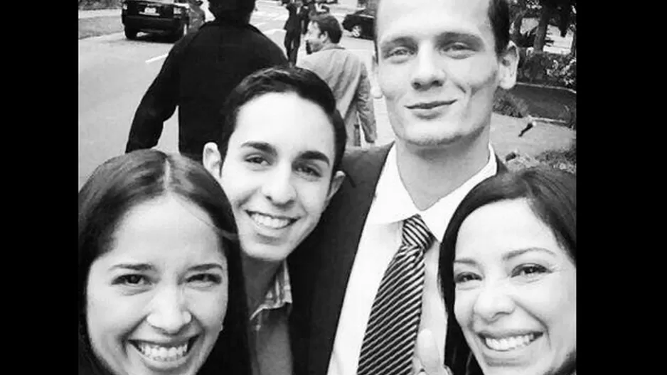 La familia Gonzales Pachas se tomó selfie con trabajador de la Embajada