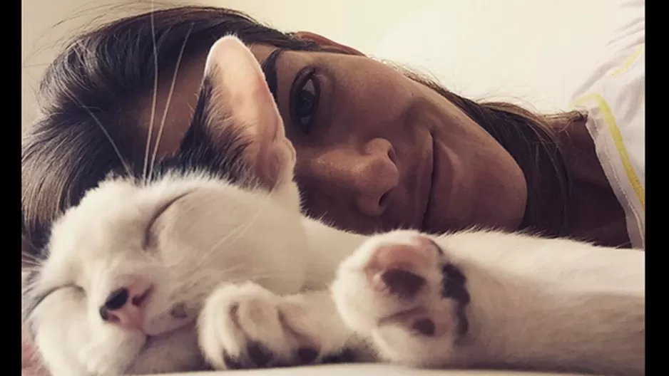 Anahí de Cárdenas promueve la adopción de mascotas