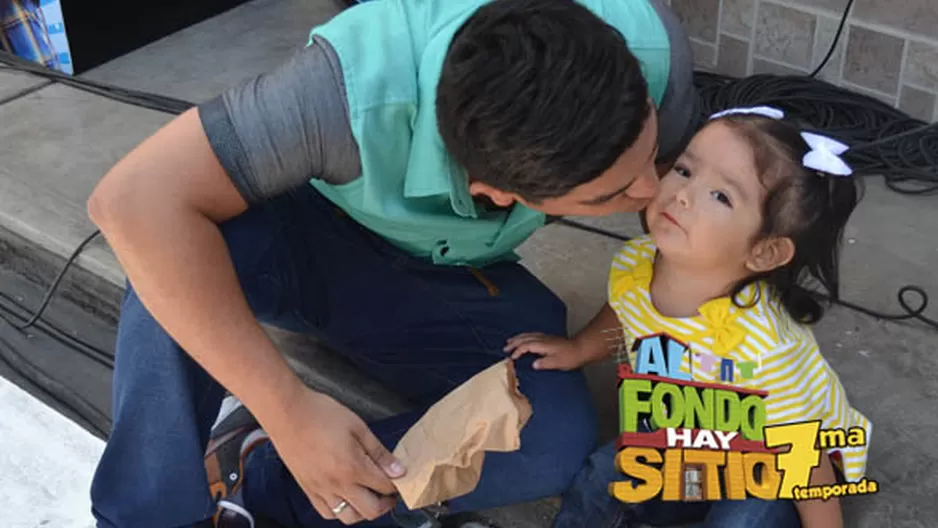 	Erick Elera d&aacute;ndole un besito a Flavia.