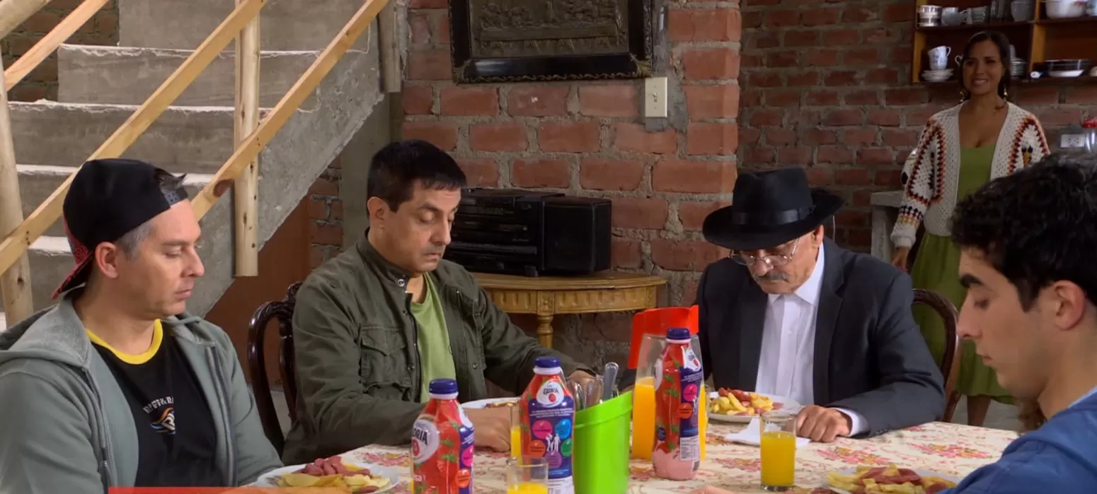 Los Gonzáles perplejos con la comida de Olinda