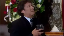 	<p>Peter le sirvió su último cognac a madame con gran dolor y tristeza.</p>