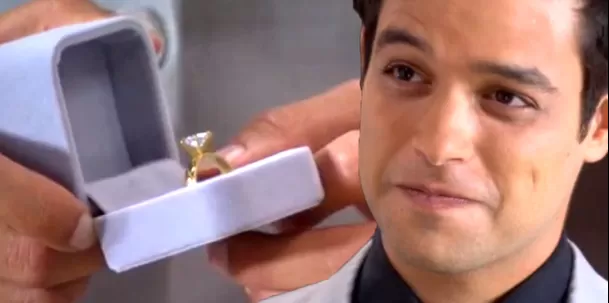 Cristóbal y el lujoso anillo con el que le pidió matrimonio a July.