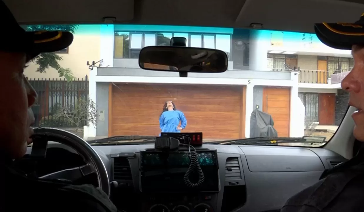 Silvana huyendo de la Policía