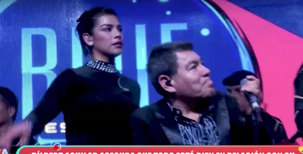 Jazmín Gutarra en concierto con Dilbert Aguilar.