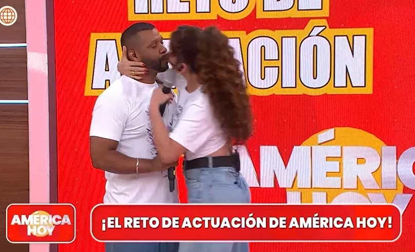 Beso de Edson Dávila y Janet Barboza.