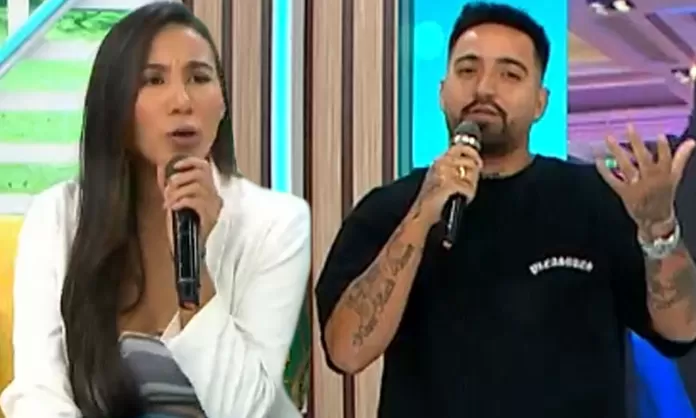 Yetuk ayollar mushukni yalaydilar