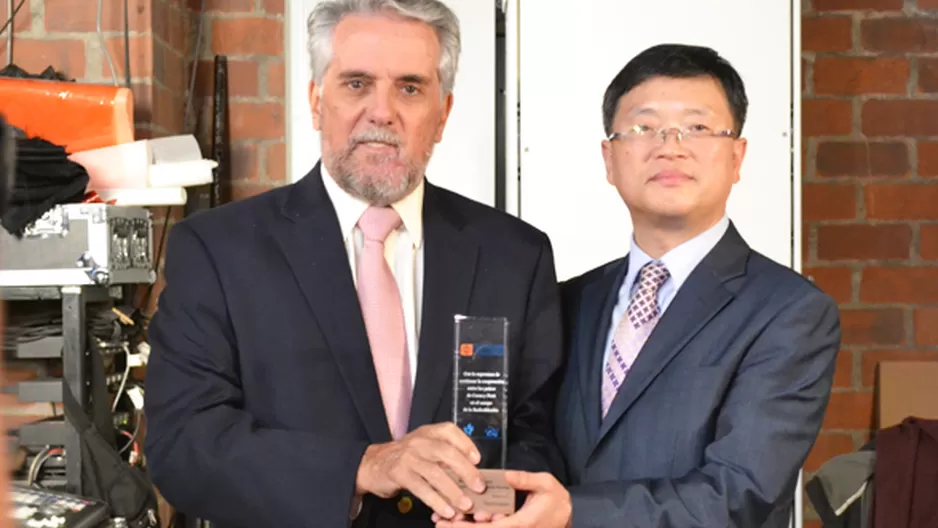 Luis Miró Quesada junto a Yang Dongmo