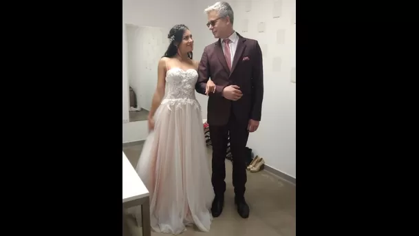 Elisa Tenaud junto a Diego Bertie antes de grabar la escena de su boda con Dante en De vuelta al barrio.