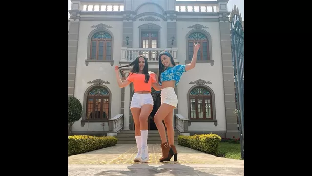 Raysa Ortiz y su hermana gemela Sirena Ortiz en la fachada de la casa de Malena (Mónica Sánchez) en el barrio San José.