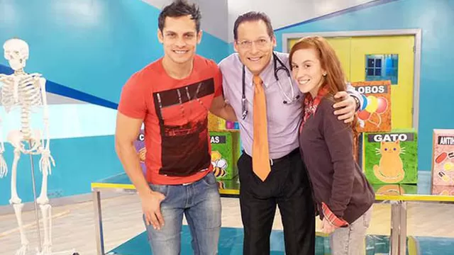 	Nikko Ponce y Camila Zavala acompañaron al doctor Tomás Borda.