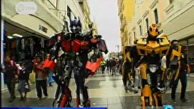 La llegada de los Transformers a las calles del centro de Lima
