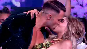 Fabio Agostini besó a Paula Manzanal al terminar de cantar