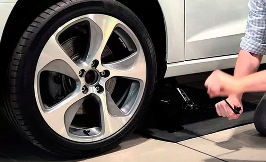 La mejor forma de darle mantenimiento a las llantas y aros de tu auto