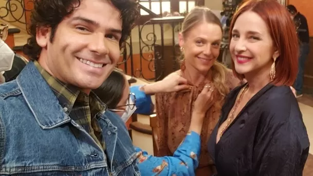 Joselito Carrera junto a las destacadas actrices Claudia Ramírez y Ana Layevska.