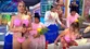 Jossmery Toledo impacta en diminuto bikini durante baño de florecimiento y casi sufre caída en vivo