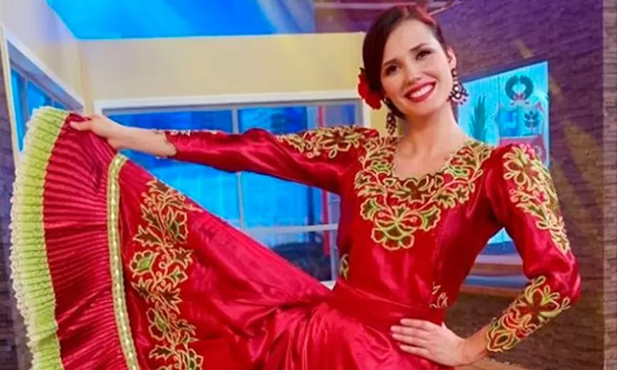 Maju Mantilla Luci Toda Su Elegancia Bailando Marinera