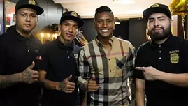 	<p>Pedro Aquino inauguró su barbería en México.</p>