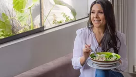 	<p>Tula Rodríguez prepara ensalada navideña. </p>