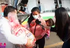 Tula Rodríguez sorprende a vendedoras ambulantes y les regala canastas por Navidad