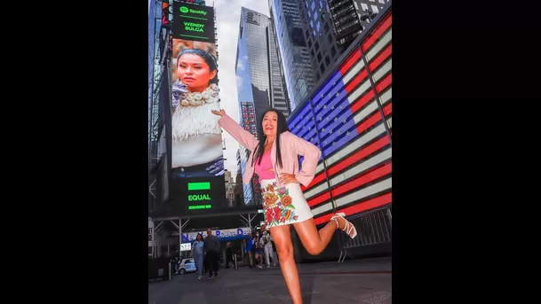 Wendy Sulca más que emocionada por aparecer en Times Square.