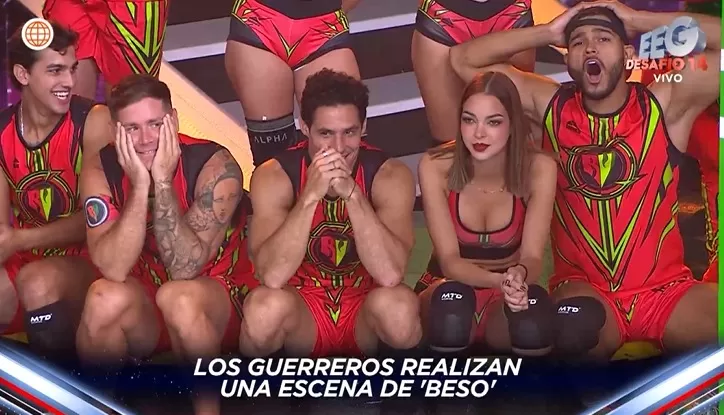 Flavia mirando el beso de Patricio y Rosángela. 