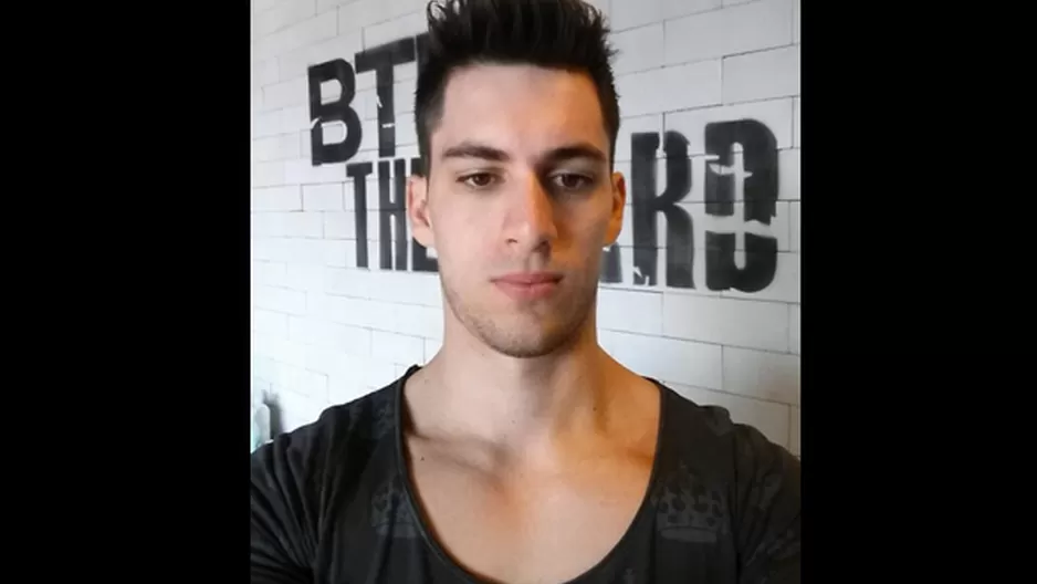 "¿Qué opinan de mi nuevo look chic@s? Saludos", escribió el guerrero.