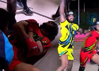 Leandro Cabello terminó en el piso tras fuerte choque contra Jota Benz