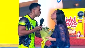 Leandro se lució ante cámaras con flores amarillas para Katia