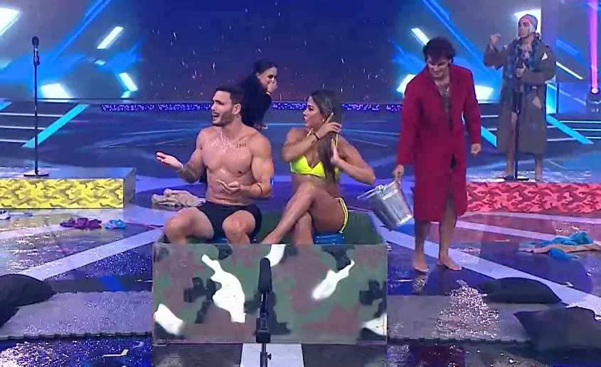 Onelia Molina riendo tras lanzarle balde a Mario Irivarren.