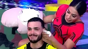 Mario Irivarren protegió a Onelia y recibió pastelazo en la cara.