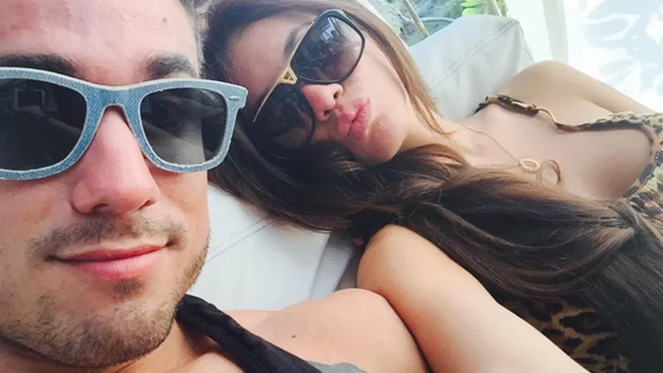 Gino Assereto y Jazmín Pinedo en la playa.