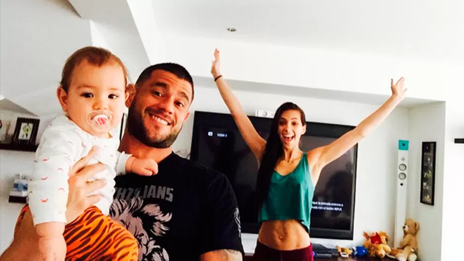 Yaco Eskenazi junto a su hijo Liam y Natalie Vértiz