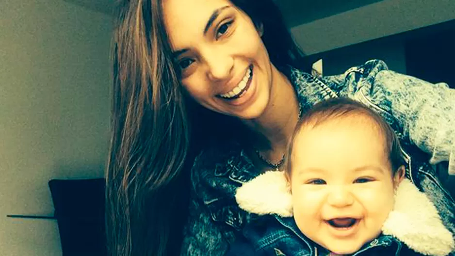 Natalie Vértiz junto al pequeño Liam