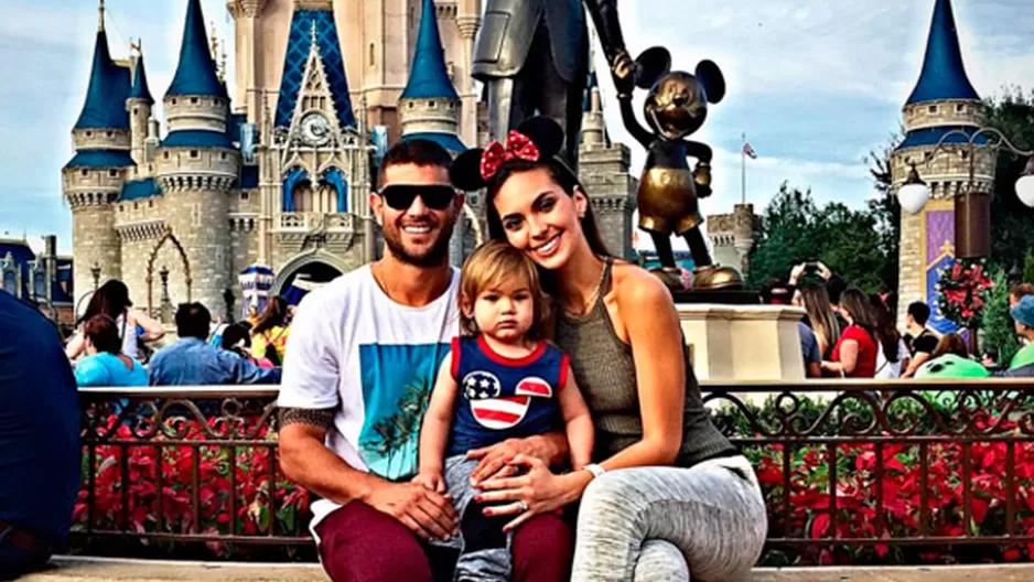 Natalie Vértiz, Yaco Eskenazi y su hijo Liam en Disney World
