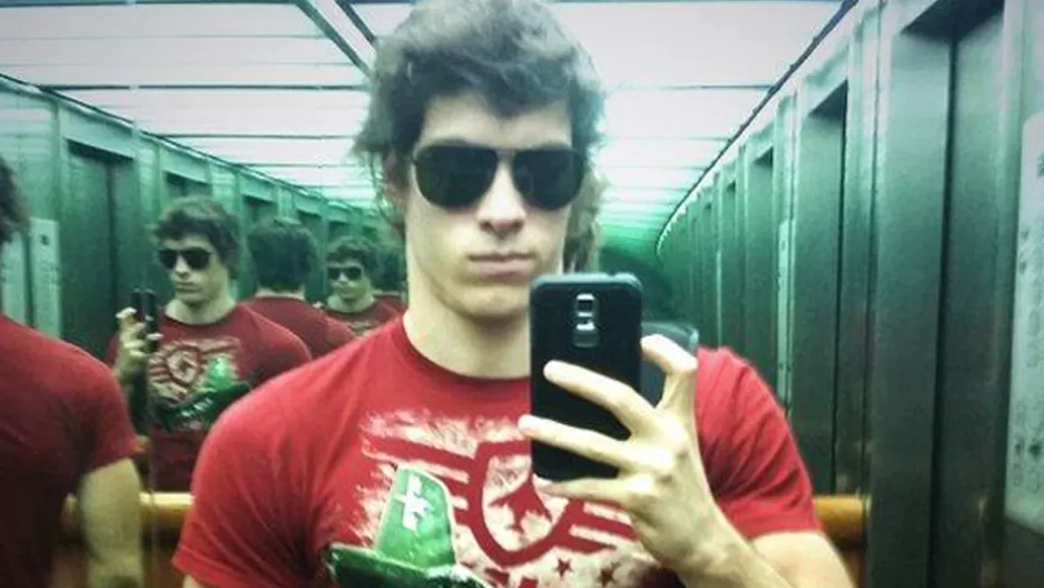 Patricio Parodi mostró cómo quedó su mano por el corte que sufrió.