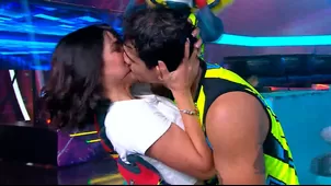 Sirena Ortiz y Gabriel Meneses sorprendieron con beso en vivo